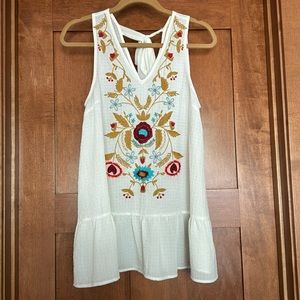 Boutique top. Brand is “Entro.”